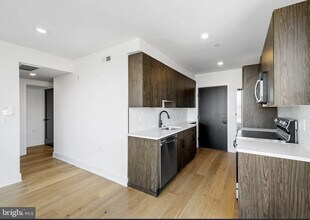 1800 W Girard Ave in Philadelphia, PA - Building Photo - Building Photo