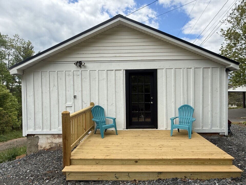 252 Wilcox Dr in Crumpler, NC - Building Photo