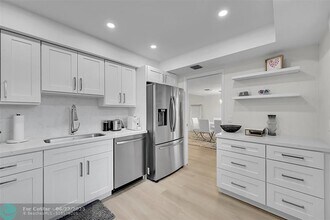 555 Oaks Ln in Pompano Beach, FL - Building Photo - Building Photo