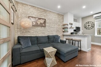 27 Swallow St, Unit #2 in Boston, MA - Foto de edificio - Building Photo