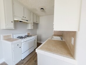 13425 Vanowen St, Unit 12A in Los Angeles, CA - Building Photo - Building Photo