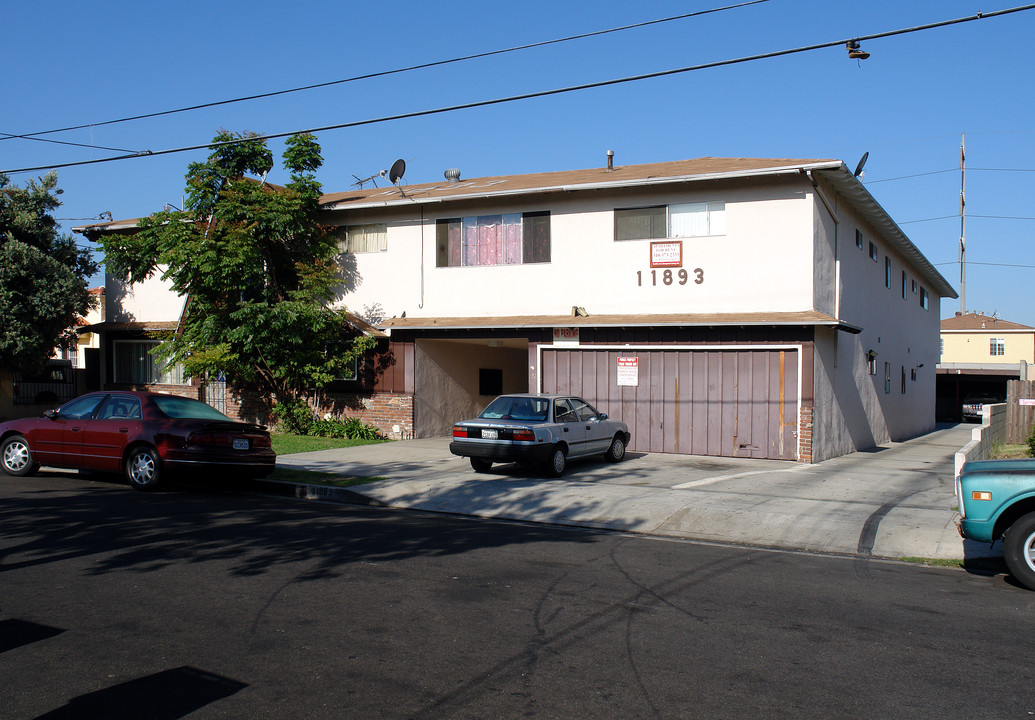 11893 Truro Ave in Hawthorne, CA - Building Photo