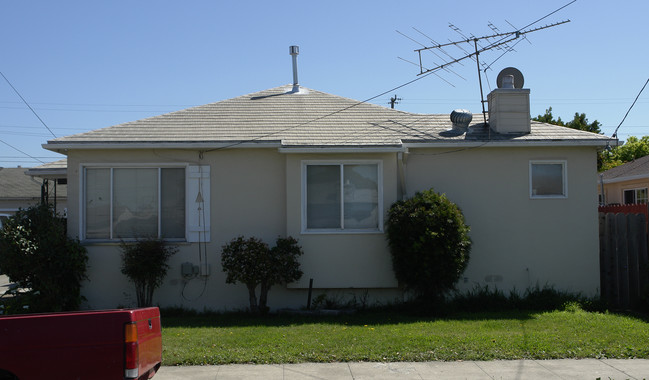 353 Suffolk Dr in San Leandro, CA - Foto de edificio - Building Photo