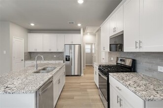 901 Rosemary Hl Dr in McKinney, TX - Building Photo - Building Photo
