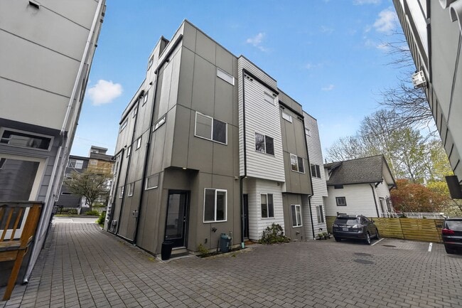 2622 SW Nevada St in Seattle, WA - Building Photo - Building Photo