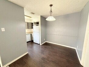 2641 Santa Barbara Dr in Grand Prairie, TX - Foto de edificio - Building Photo