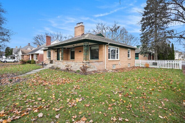 property at 1001 Lake Michigan Dr NW