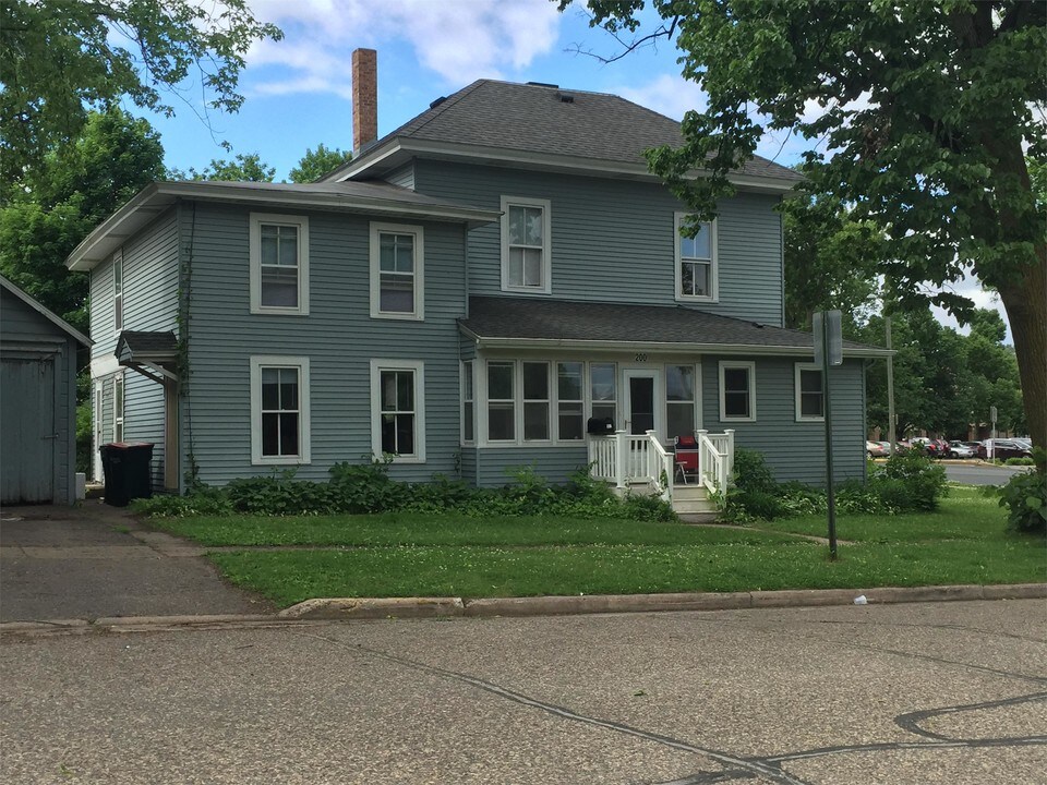 410 S 3rd St in River Falls, WI - Building Photo