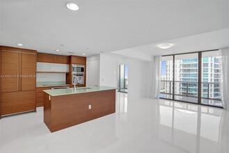 5875 Collins Ave, Unit 1803 in Miami, FL - Foto de edificio - Building Photo
