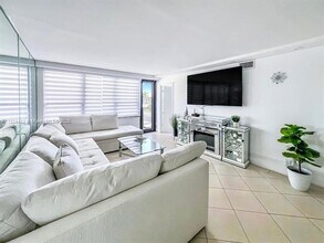 5225 Collins Ave in Miami Beach, FL - Building Photo - Building Photo