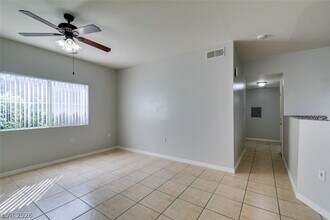 10245 S Maryland Pkwy, Unit 124 in Las Vegas, NV - Building Photo - Building Photo