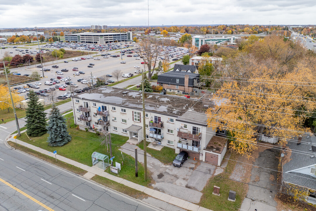 110 Victoria St W in Whitby, ON - Building Photo