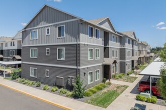Woodburn Place Apartment Homes in Woodburn, OR - Building Photo - Building Photo