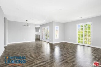1054 Meadowbrook Ave in Los Angeles, CA - Building Photo - Building Photo