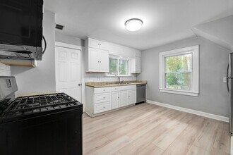 2019 Beverly Hills Dr in Richmond Heights, OH - Building Photo - Building Photo