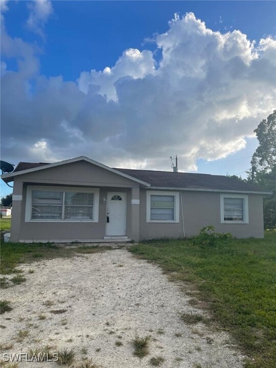 2252 9th Ct in Lehigh Acres, FL - Building Photo