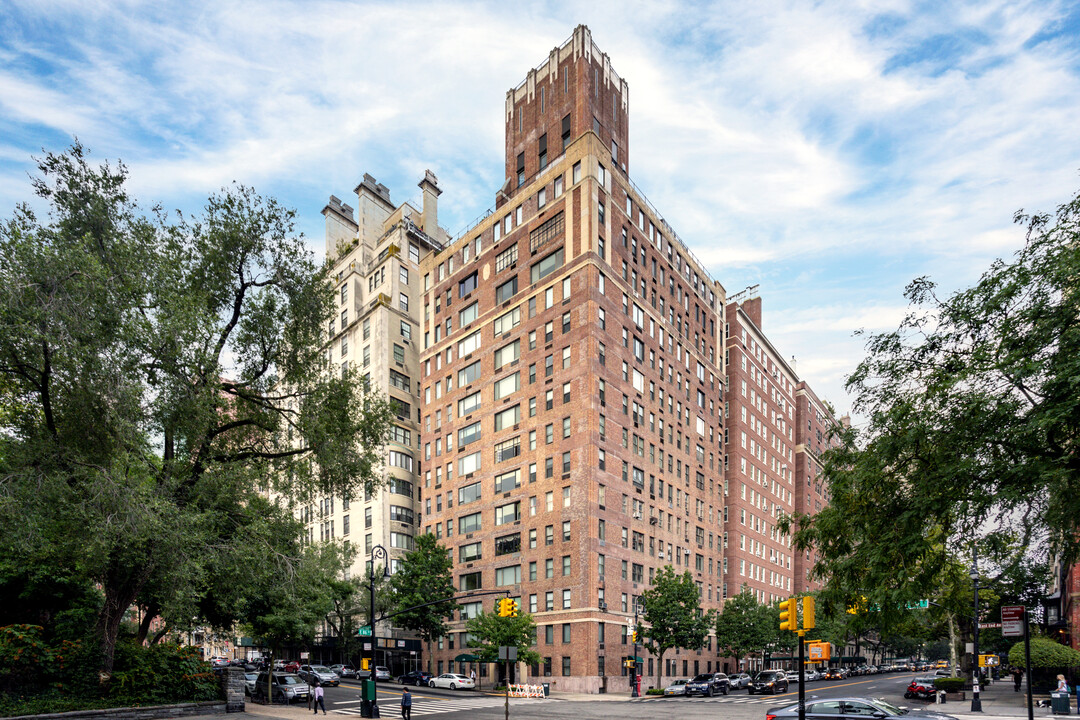 130 East End Ave in New York, NY - Building Photo