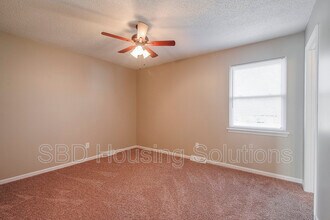 208 SE Country Ln in Lee's Summit, MO - Building Photo - Building Photo