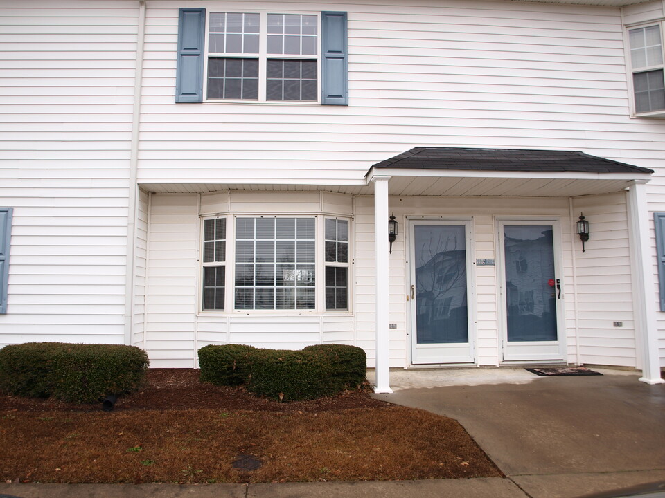 3943 Sterling Pointe Dr, Unit RRR5 in Winterville, NC - Foto de edificio