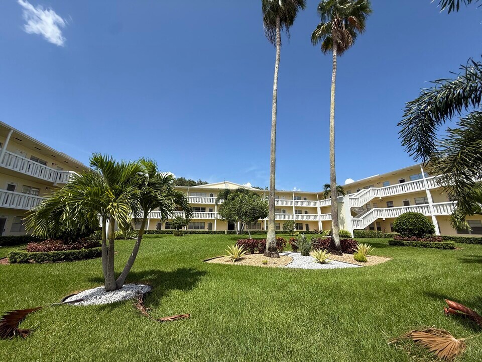 147 Dorset D in Boca Raton, FL - Building Photo