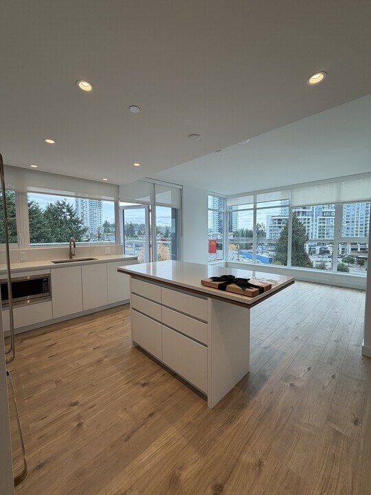 720 Farrow St in Coquitlam, BC - Building Photo