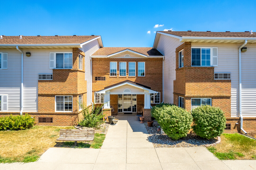 Sugar Creek Senior Apartment Community in Waukee, IA - Foto de edificio