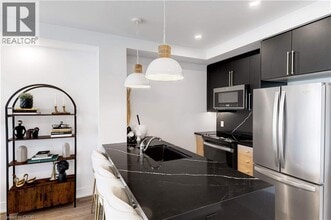 803 Dundas St E in Waterdown, ON - Building Photo - Building Photo