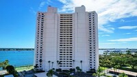 5200 N Flagler Dr, Unit 902 in West Palm Beach, FL - Foto de edificio - Building Photo