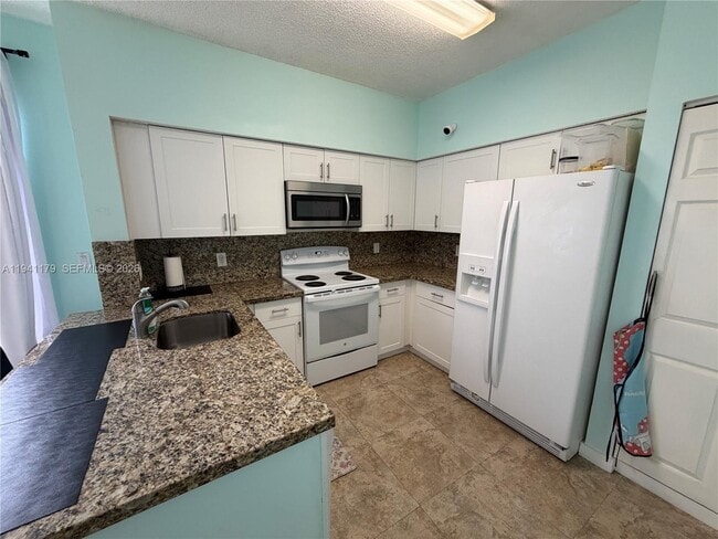 810 NE 212th Terrace in Miami, FL - Building Photo - Building Photo