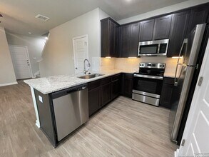 405 Emma Dr, Unit 2 in New Braunfels, TX - Building Photo - Building Photo