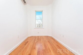 Troutman Street, Unit 3R in Brooklyn, NY - Foto de edificio - Building Photo