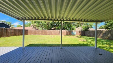 223 Sycamore Dr in Highlands, TX - Building Photo - Building Photo