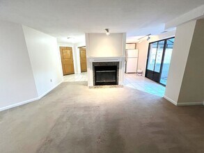 295 W Wyoming Ave, Unit #9C in Stoneham, MA - Building Photo - Building Photo