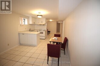 288 Shawnee Cir in Toronto, ON - Building Photo - Building Photo