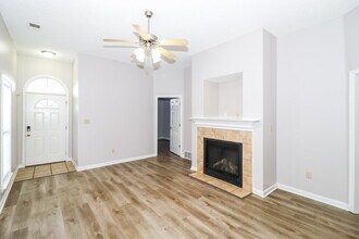 6943 Parkbrook Ln in Cordova, TN - Foto de edificio - Building Photo