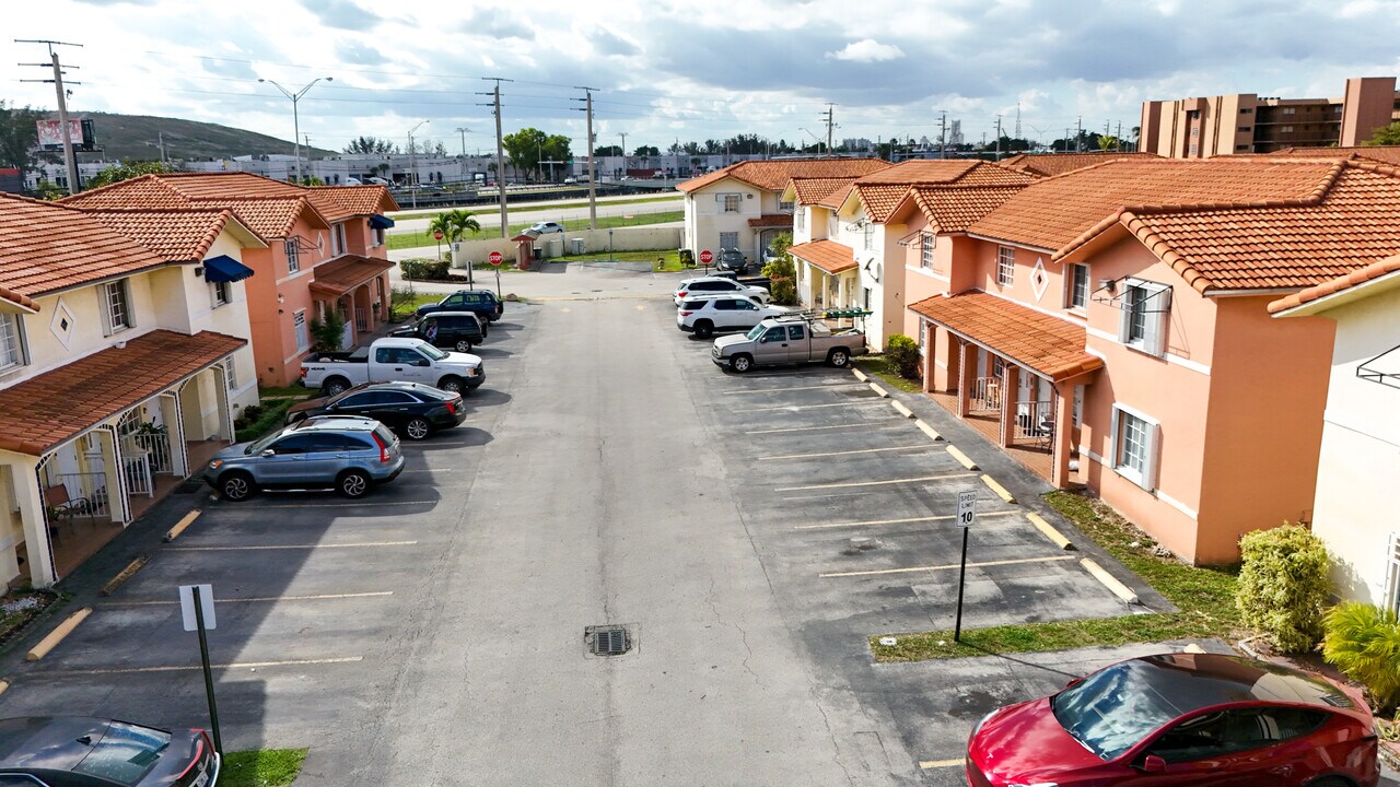 10101 W Okeechobee Rd, Unit 14102 in Hialeah Gardens, FL - Building Photo