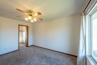 8679 Old Green Bay Rd in Pleasant Prairie, WI - Foto de edificio - Building Photo