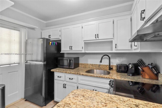 2420 SE 17th St in Fort Lauderdale, FL - Building Photo - Building Photo