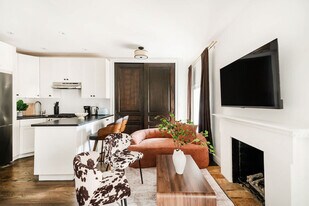 10 5th Ave in New York, NY - Building Photo