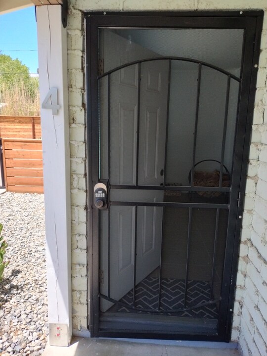 271 S Hay St in Lone Pine, CA - Building Photo