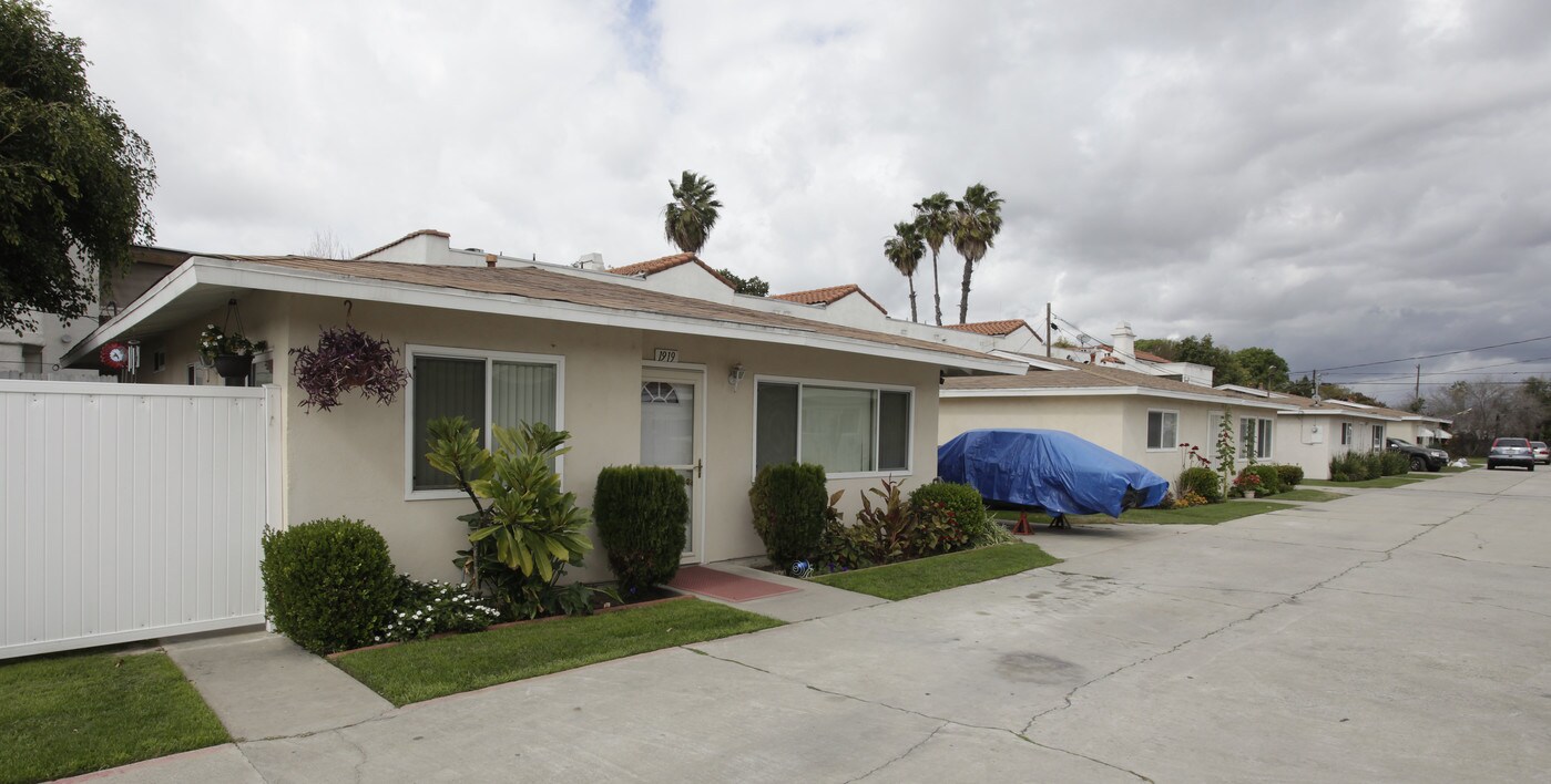 1901-1919 Houston Ave in Fullerton, CA - Building Photo