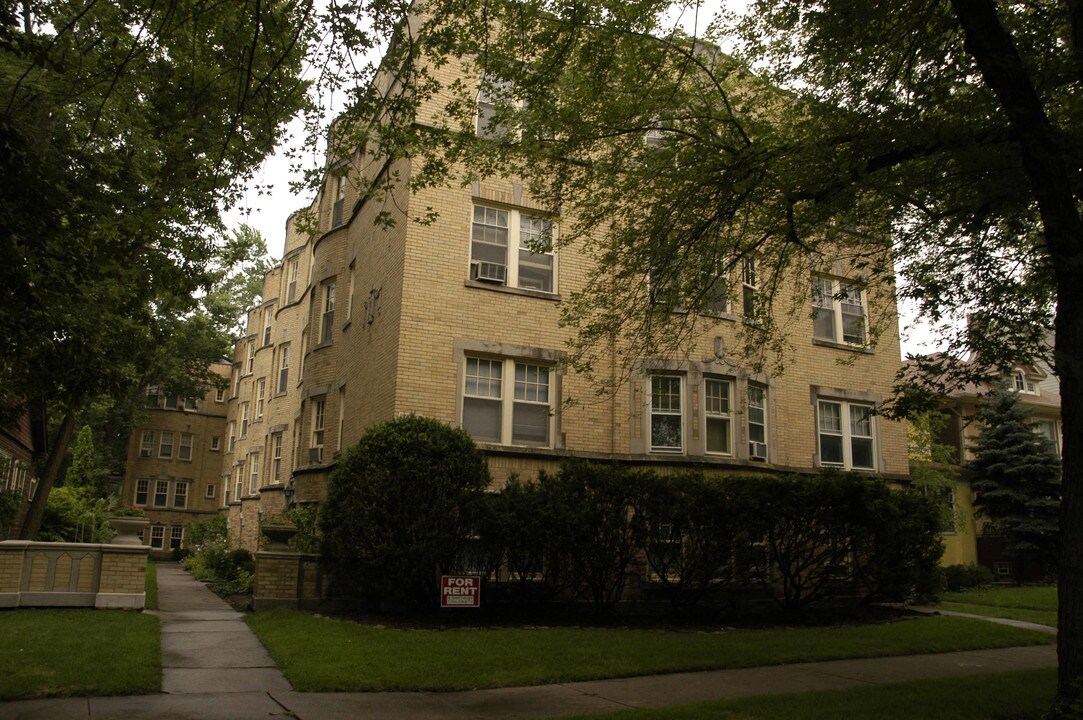 1919-1923 W Estes Ave in Chicago, IL - Building Photo