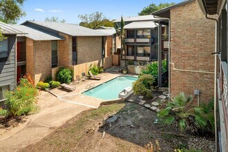 1101 Hollow Creek Dr in Austin, TX - Building Photo - Building Photo