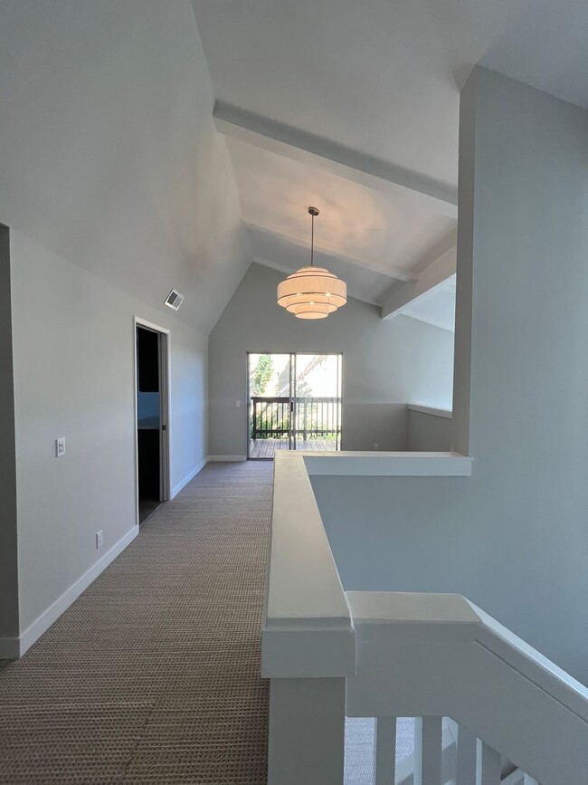 2421 Calle Linares in Santa Barbara, CA - Foto de edificio - Building Photo