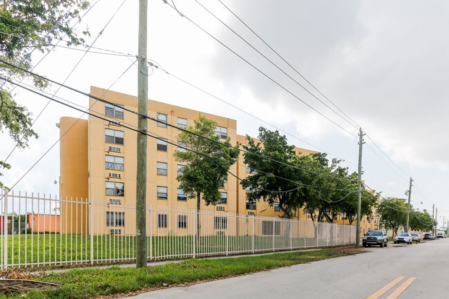 Little River Plaza in Miami, FL - Foto de edificio - Building Photo