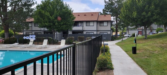 Dove Ridge Apartments in Riverside, CA - Foto de edificio - Building Photo