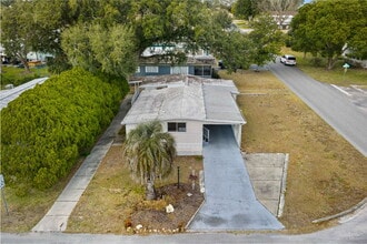 1001 Nell Way in Lady Lake, FL - Building Photo - Building Photo