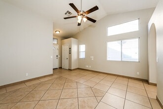 1532 Helen Belle Dr in Las Vegas, NV - Foto de edificio - Building Photo