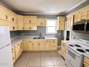 1046 Delamont Ave in Schenectady, NY - Building Photo - Building Photo