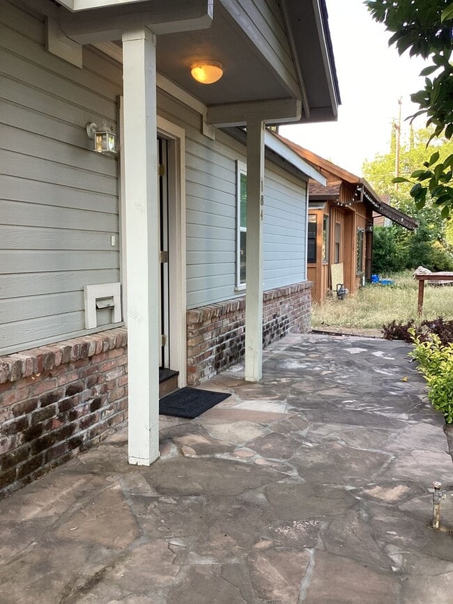 184 E Washington Ave in Chico, CA - Building Photo - Building Photo